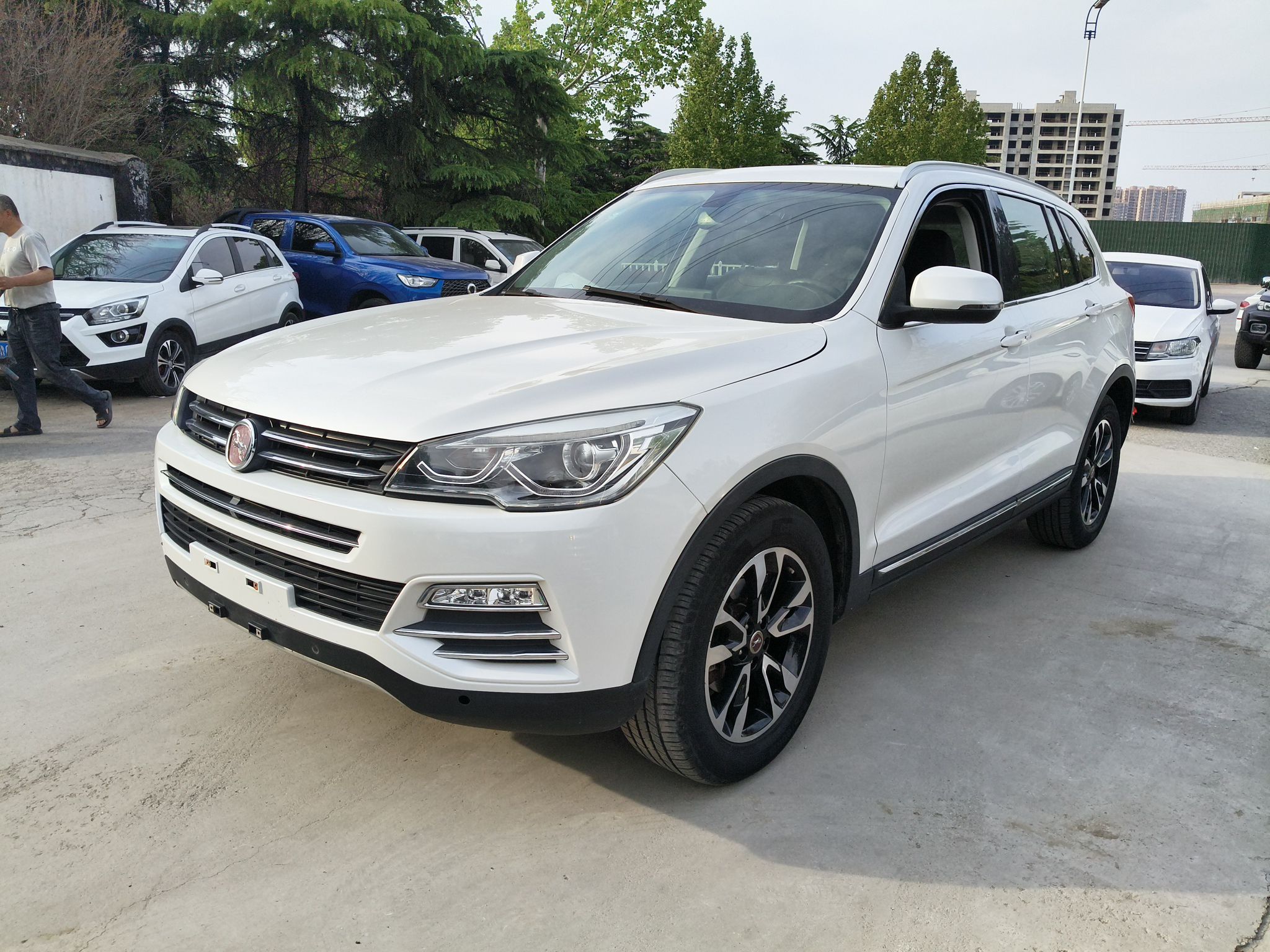 Под передней частью автомобиля