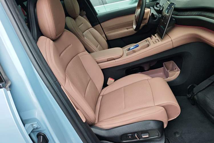 Used Nio ES6 2024 75 kWh Right Front Seat