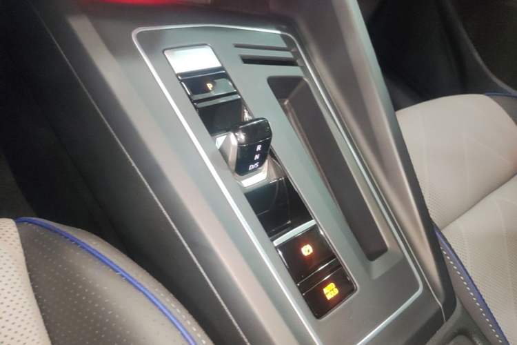 Used Volkswagen Golf 2025 Facelifted II 300TSI R-Line Gear Lever