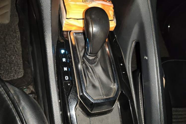 Used JMC Yusheng S350 2016 2.0T Automatic Two-Wheel Drive Gasoline Luxury Version with Sunroof 5 Seats
