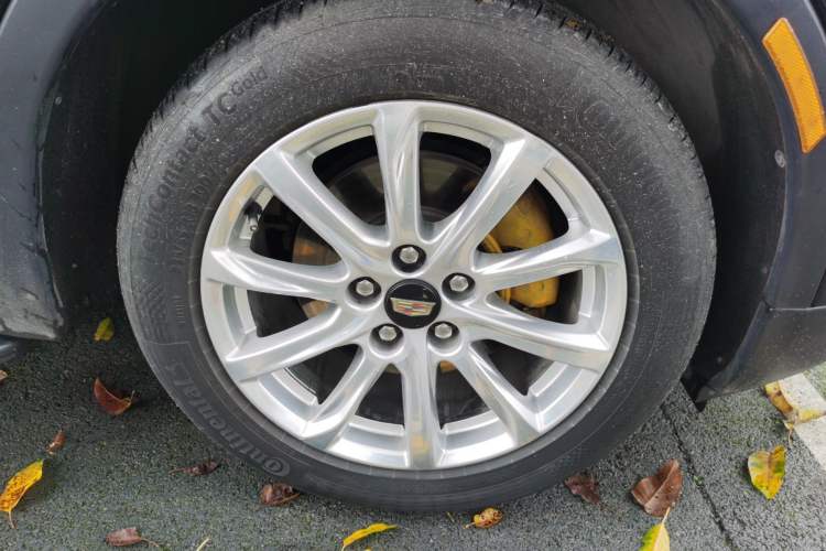 Used Cadillac XT4 2021 28T Two-Wheel Drive Tech Edition Right Front Wheel Hub