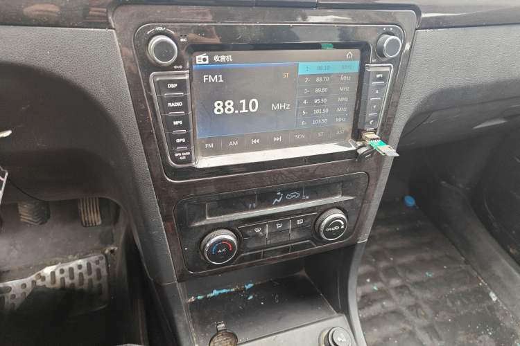 Used Dongfeng Fengon 370 2016 1.5L Manual Luxury Version SFG15-05 7 Seats Audio And AC Panel