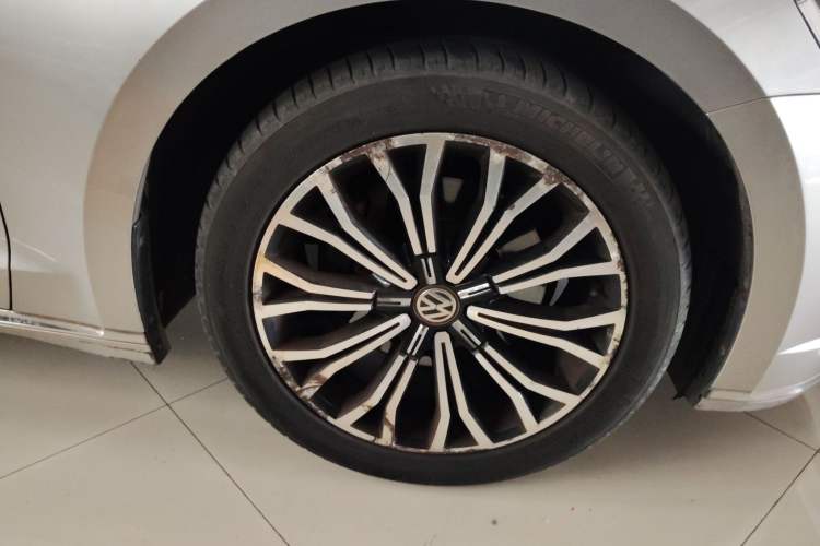 Used Volkswagen Phideon 2018 Revised Version 380TSI Two-Wheel Drive Business Edition Right Front Wheel Hub