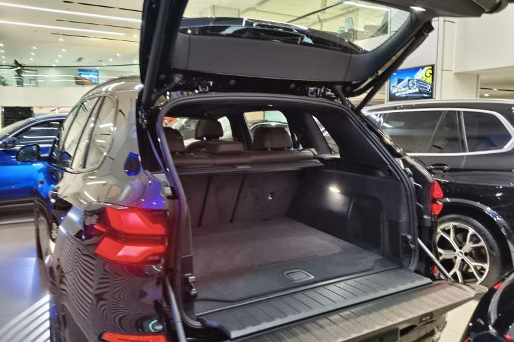 Used BMW X5 2025 Model, xDrive 40Li Prestige M Sport Night Package
