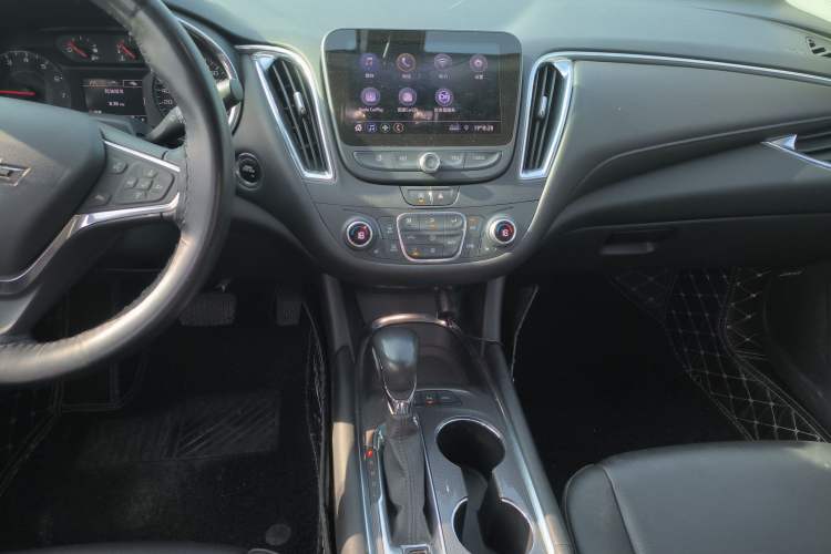 Used Chevrolet Malibu XL 2021 535T Automatic Sport Edition Audio And AC Panel