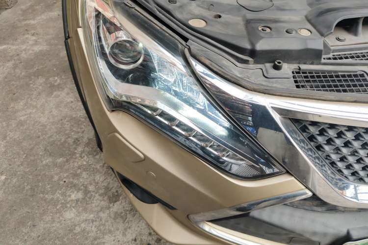 Used BYD Tang New Energy 2015 2.0T Four-Wheel-Drive Flagship Model Right Front Headlight