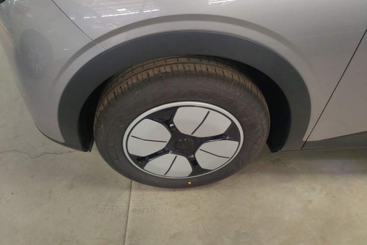 Used Geely Galaxy Geome 2026 Model 310km Youth Edition Left Front Wheel Hub