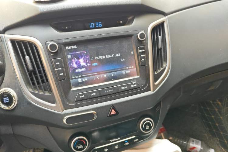 Used Hyundai ix25 2015 1.6L Automatic Two-Wheel-Drive Deluxe DLX Model Audio And AC Panel