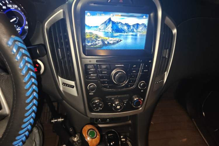 Used JMC Yusheng S350 2013 2.4T Automatic 2WD Diesel Luxury Edition 5 Seats Audio And AC Panel