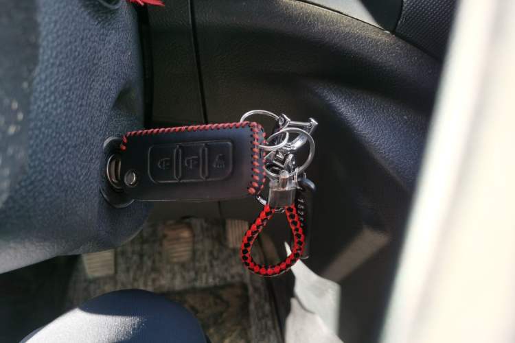 Used Foton Toano 2024 Tuyano Pro Multi-Function 2.0T Manual Rear-Drive Long Wheelbase Mid-Roof Design Single Rear Tire—Available in 5/6/7/9-Seater Configurations Vehicle Key