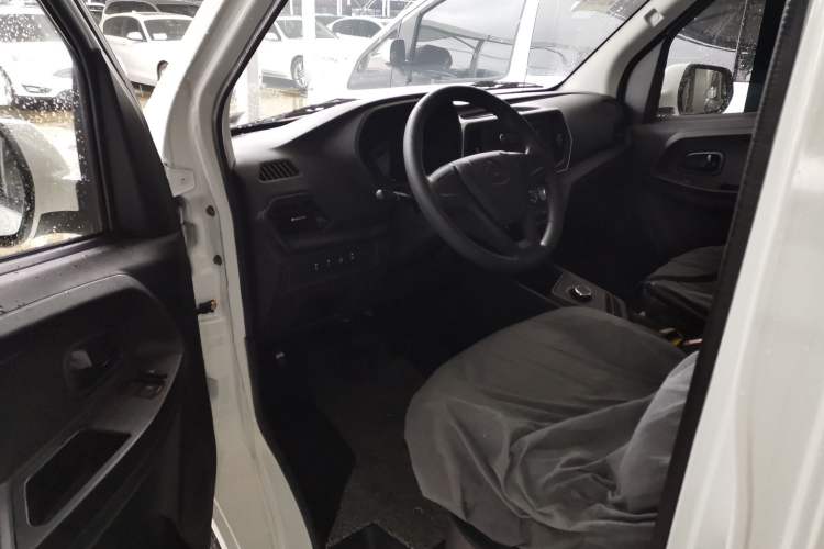 Used Chana Ruixing EM60 2025 Passenger Version Comfort Edition 6 Seats 300 km Range Side-Hinged Doors
