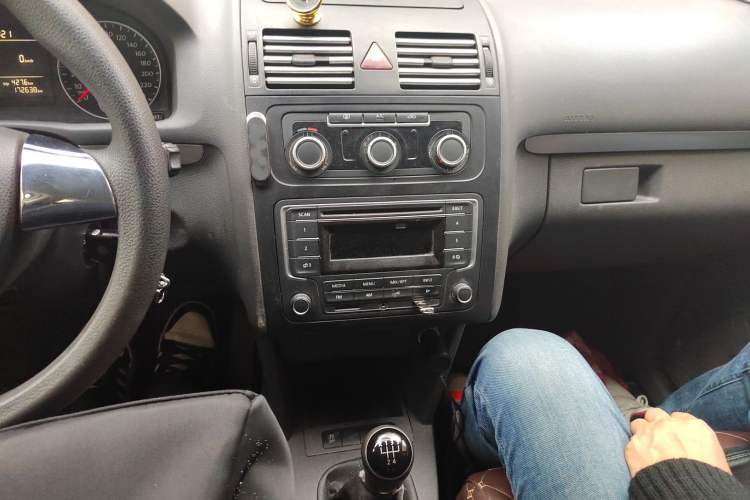 Used Volkswagen Touran 2015 1.4T Manual Fashion Edition 5-Seater Audio And AC Panel