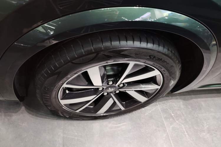 Used Li Auto L8 2023 Pro Model Exterior 4