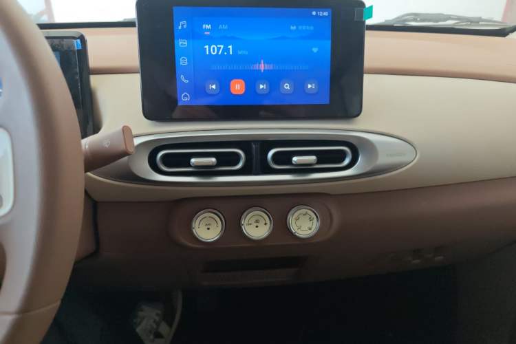 Used Wuling Hongguang MINIEV 2025 Four-Door Version Premium Edition Audio And AC Panel