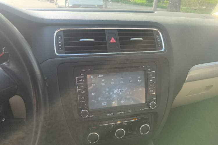 Used Volkswagen Sagitar 2014 1.6L Automatic Comfort Model Audio And AC Panel