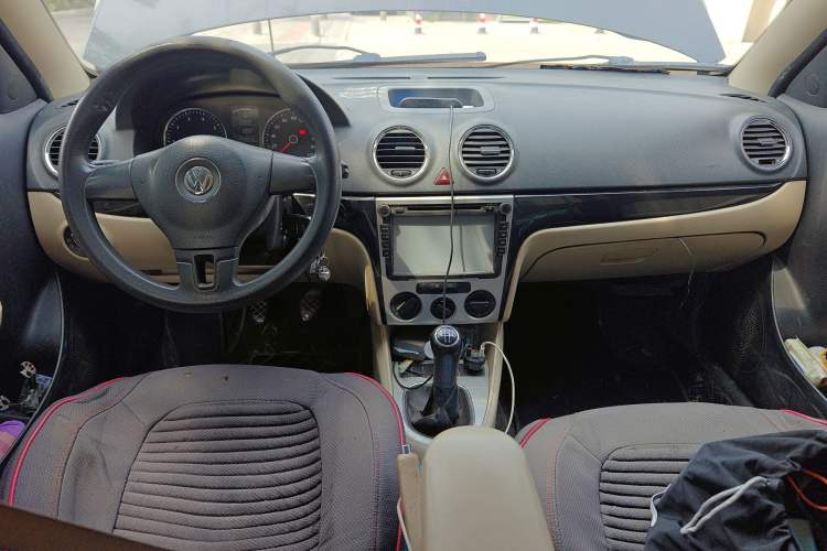 Used Volkswagen Lavida 2011 1.6L Manual - Premium Edition Center Console