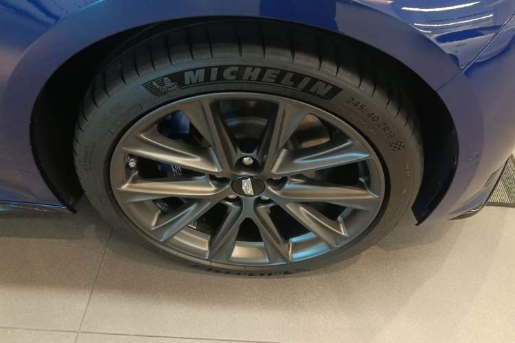 Used Cadillac CT5 2023 28T Platinum Super Driver-Assistance Edition Right Front Wheel Hub