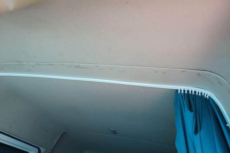 Used SAIC MAXUS Xintu V80 2019 2.5T Classic AMT Aoyuntong Facelifted Short-Wheelbase Mid-Roof 5/6-Seater