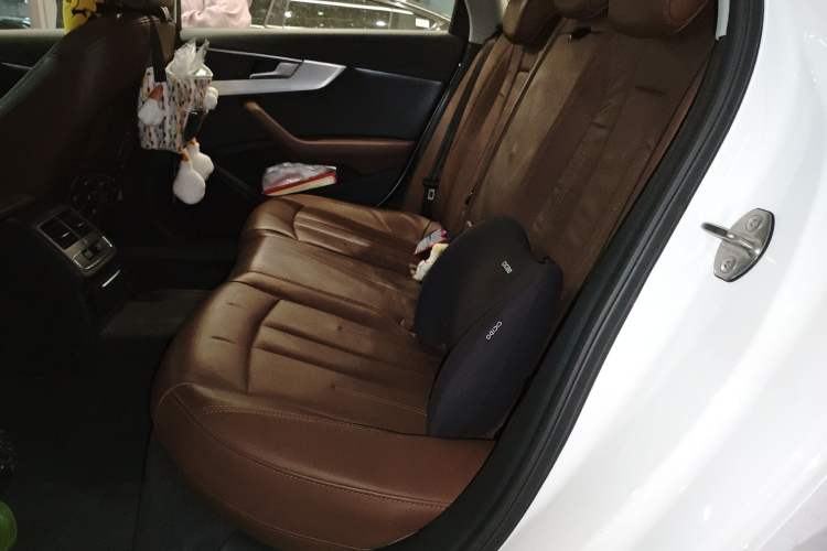 Used Audi A4L 2019 40 TFSI Fashion Edition China VI Emission Standard Left Rear Seat