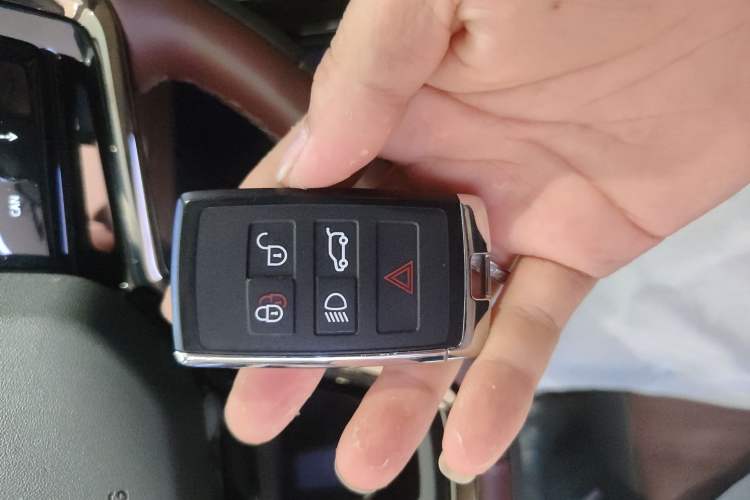 Used Land Rover Range Evoque 2024 Aurora L 249 PS Prestige Light-Chasing Edition
