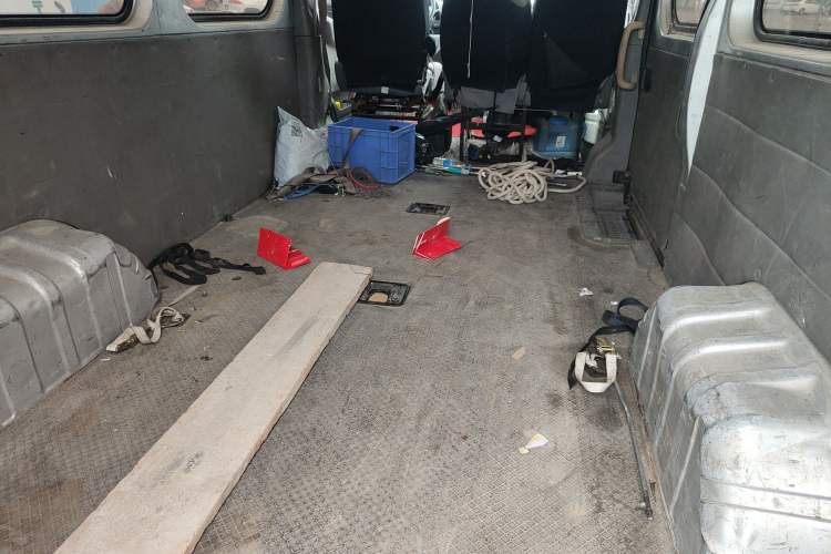 Used Dongfeng Yufeng 2018 2.5T Logistics Vehicle A100 Long Wheelbase High Roof 5-9 Seater China V Emission Standard ZD25 Left Rear Seat