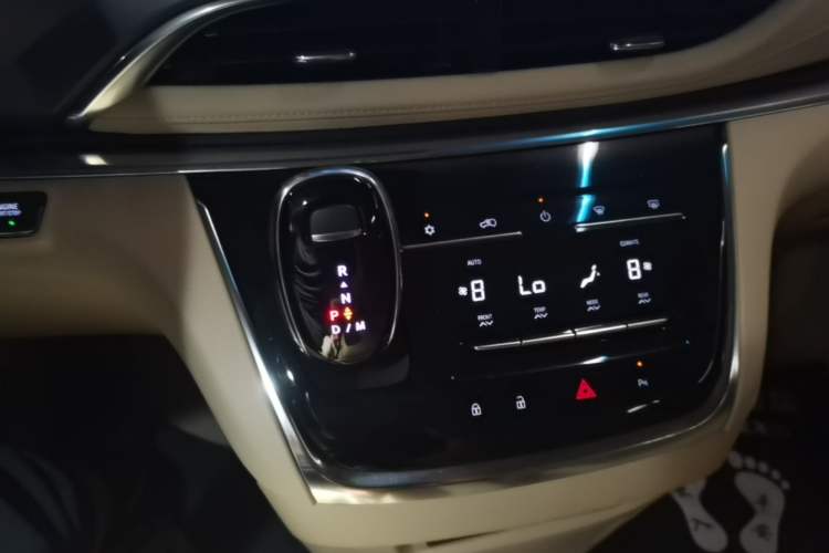 Used Buick GL8 2023 Facelifted Land Cruiser Executive Luxury Version