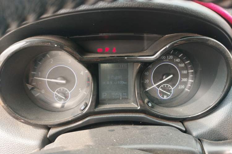 Used JMC Yusheng S350 2014 2.4T Automatic 2WD Diesel Luxury Version with Sunroof 5 Seats
