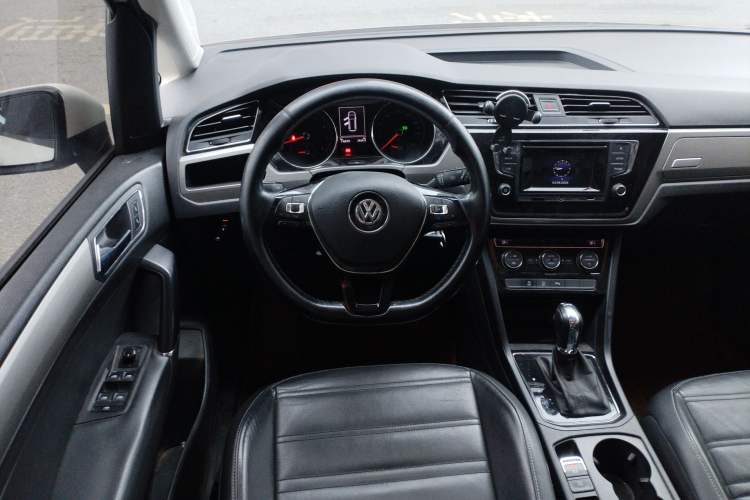 Used Volkswagen Touran 2016 Volkswagen Touran L 280TSI DSG Comfort Edition Steering Wheel