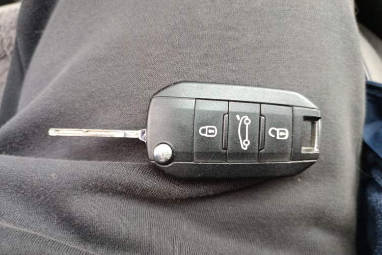 Used Peugeot 3008 2015 2.0L Manual Classic Edition
