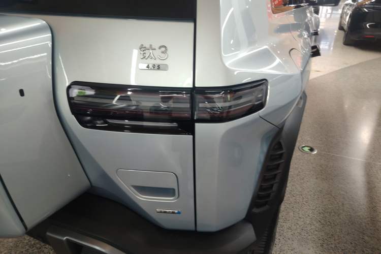 Used Formula Leopard Titanium 3 2025 501KM All-Wheel Drive Intelligent Driving Ultra Version Right Rear Taillight