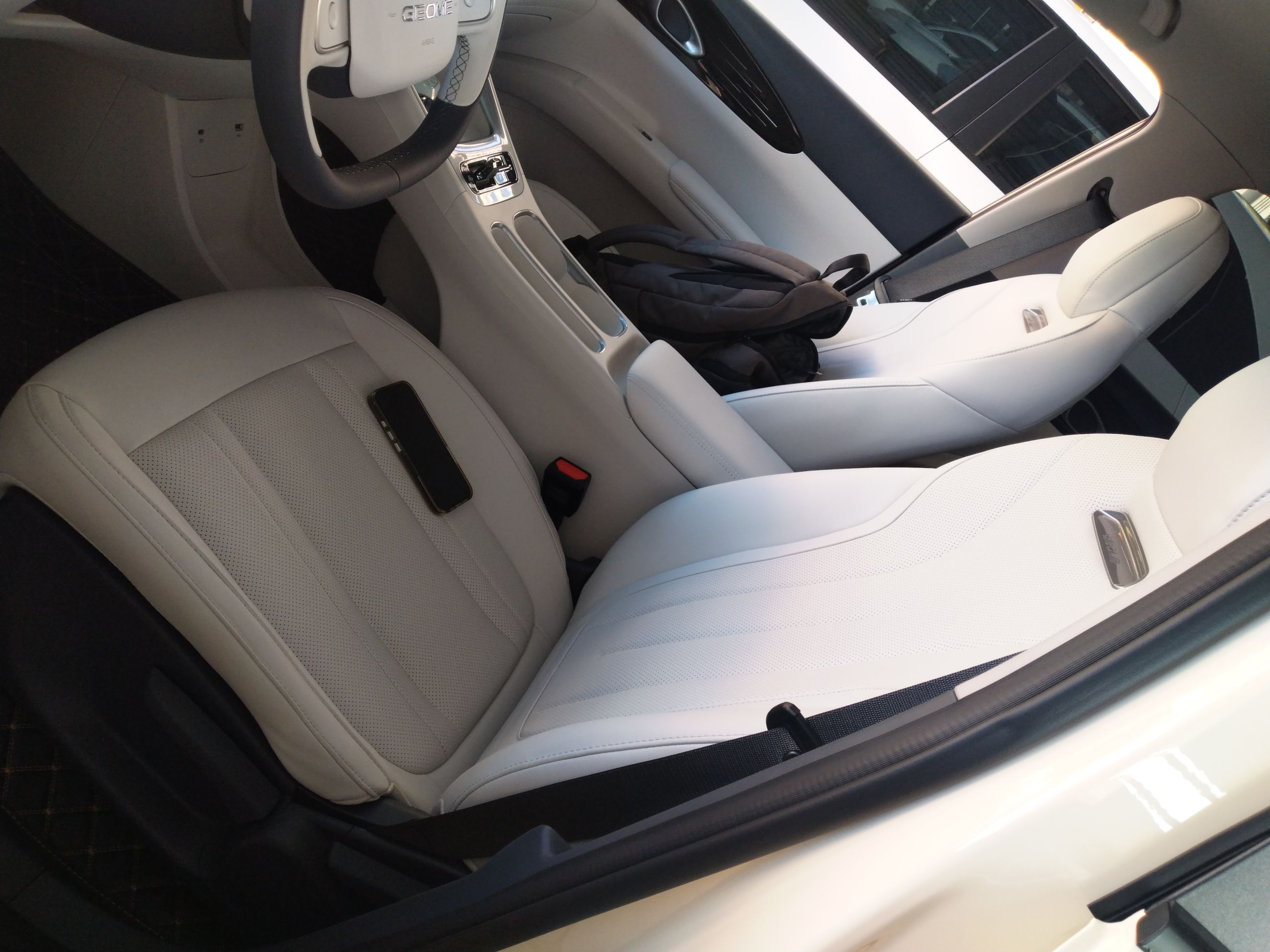 المقاعد الأمامية داخل السيارة