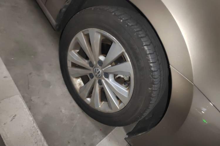 Used Volkswagen Golf Sportsvan 2018 230TSI Automatic Trend Edition Right Front Wheel Hub