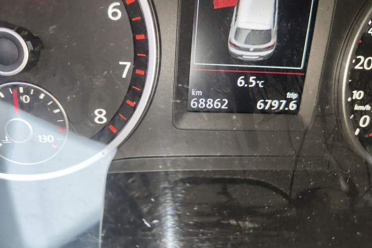 Used Volkswagen Tiguan 2015 1.8TSI Automatic Two-Wheel Drive Luxury Model Odometer Close Up