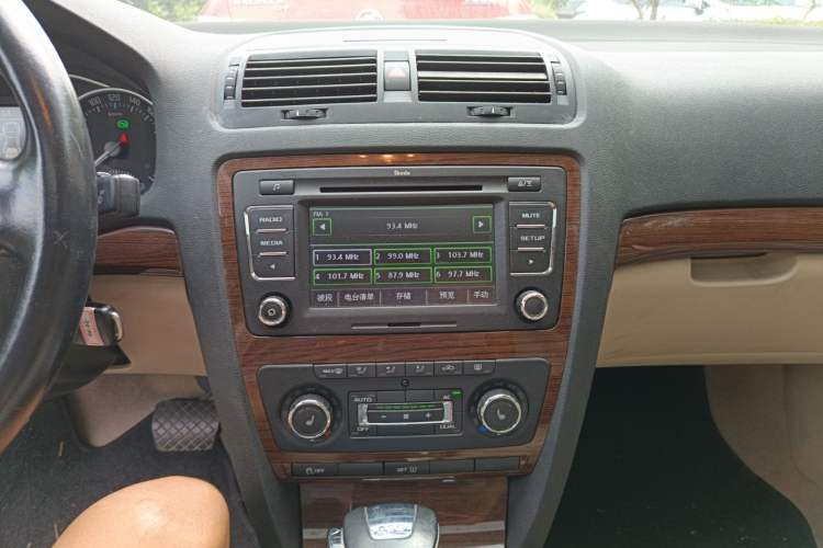 Used Skoda Octavia 2010 1.4TSI DSG Elegance Edition Audio And AC Panel