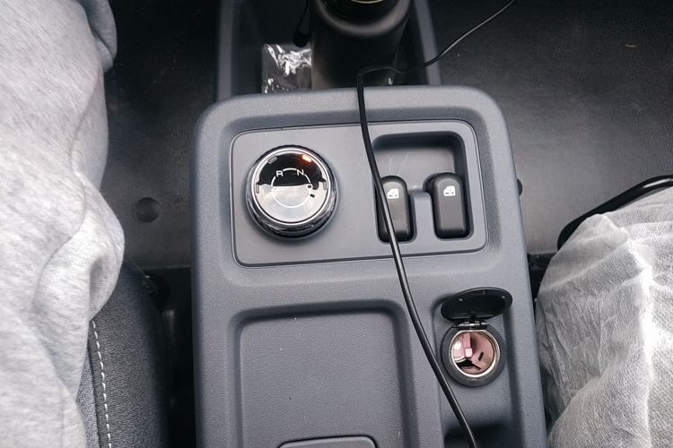 Used Wuling Yangguang 2024 300KM Comfort Version Passenger Van 75kW