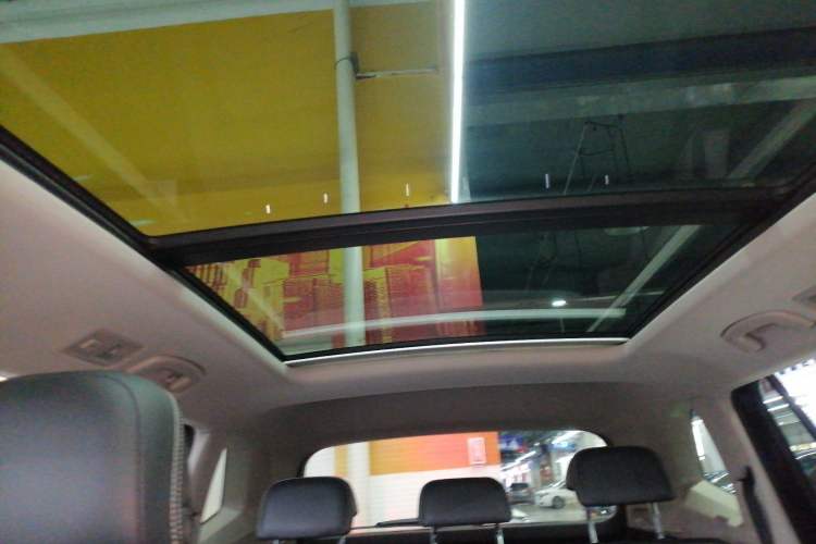 Used Volkswagen Tiguan L 2019 Revised 330TSI Automatic Two-Wheel Drive Smart & Luxury Edition China VI Standard Headliner