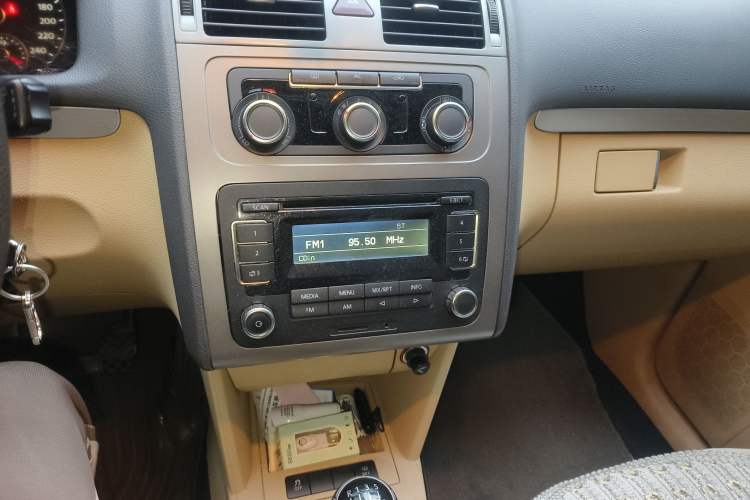 Used Volkswagen Touran 2011 1.4T Manual Zhiya Edition 5 Seats Audio And AC Panel