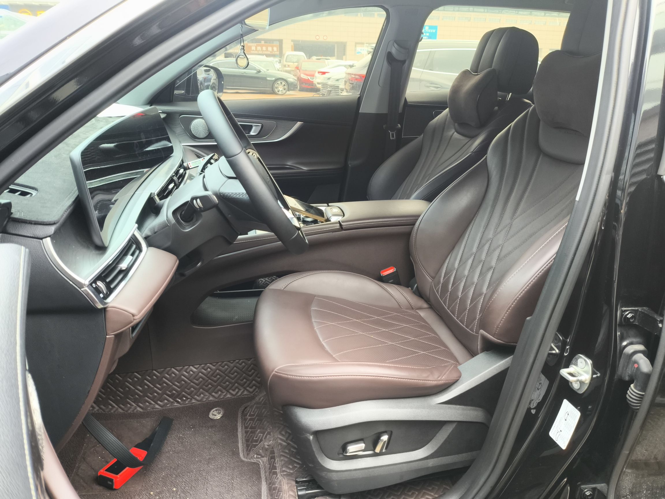 المقاعد الأمامية داخل السيارة