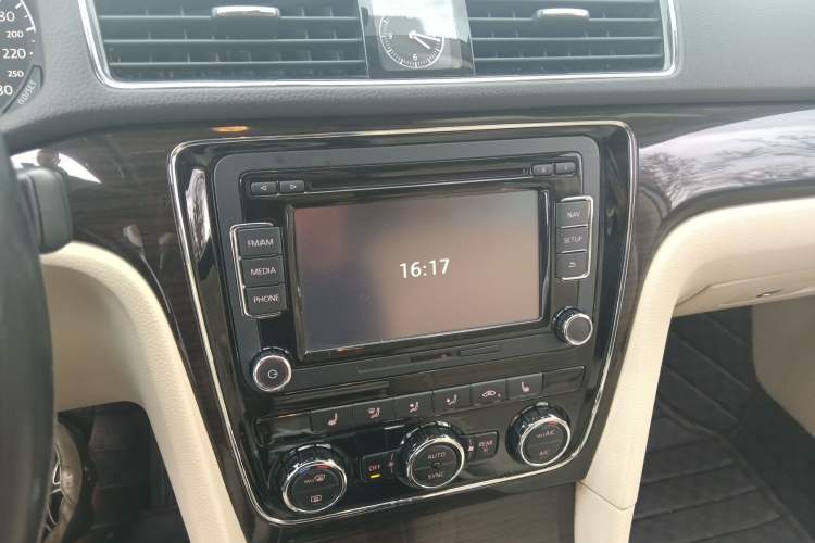 Used Volkswagen Passat 2014 1.8TSI DSG Ultimate Edition Audio And AC Panel