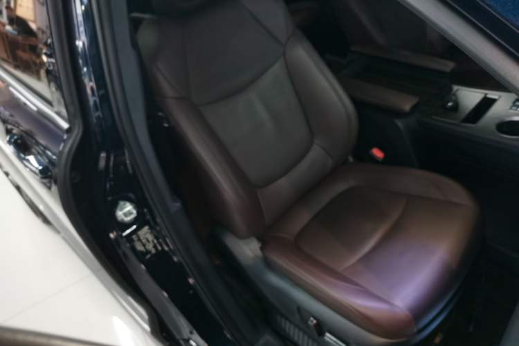 Used Toyota Granvia 2023 2.5L Hybrid Flagship VIP Edition