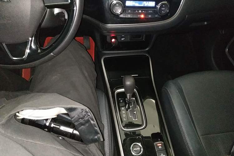 Used Mitsubishi Outlander 2018 2.4L 4x4 Elite Edition 5 Seats Gear Lever