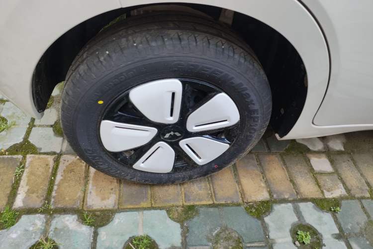 Used Wuling Hongguang MINIEV 2025 Four-Door Version Advanced Edition Right Rear Wheel Hub