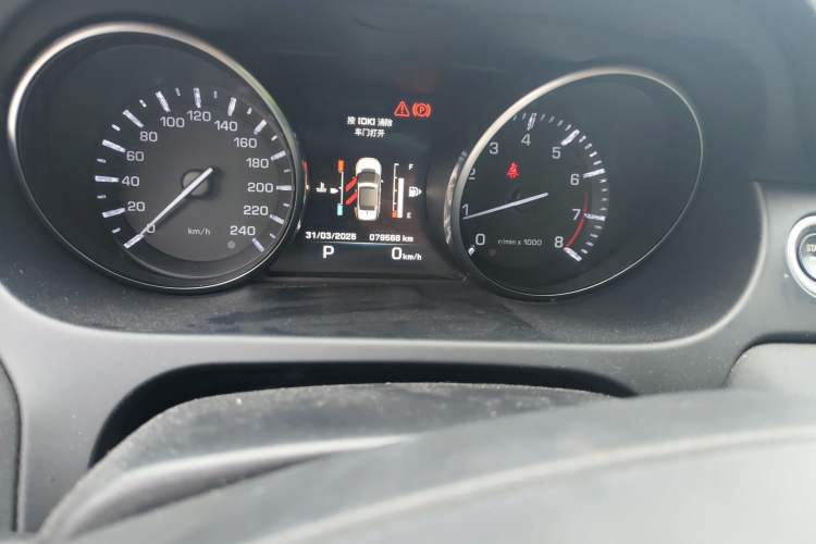 Used Land Rover Discovery Sport 2016 2.0T SE Odometer Close Up