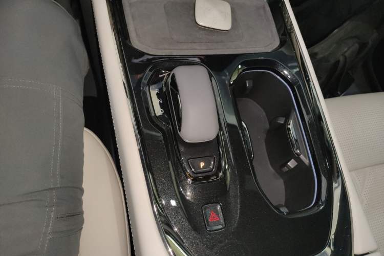 Used Zeekr 009 2024 Six-Seat Executive Version 4WD 108 kWh Gear Lever