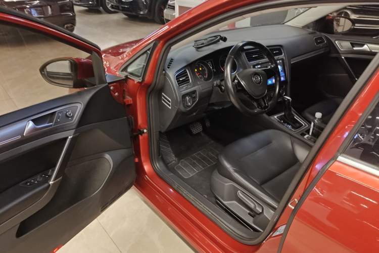 Used Volkswagen Golf 2016 230TSI Automatic Comfort Version
