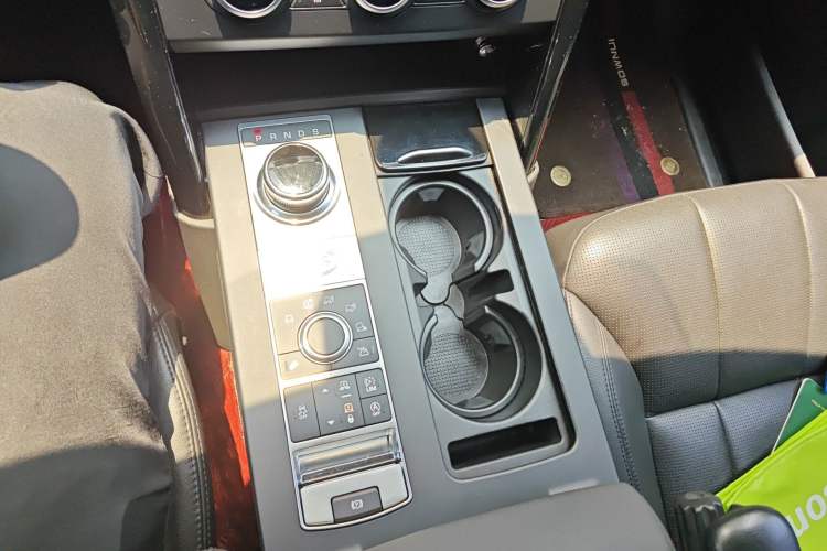 Used Land Rover Discovery 2017 3.0 SC V6 SE Gear Lever