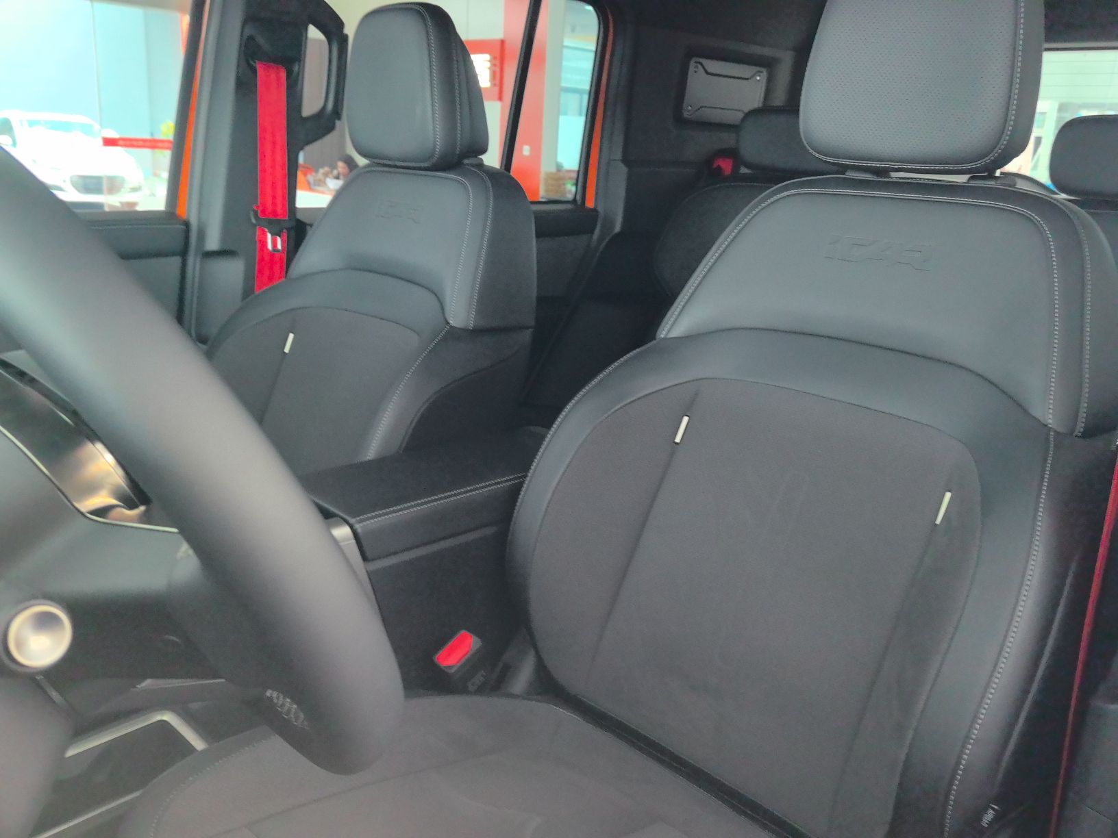 المقاعد الأمامية داخل السيارة