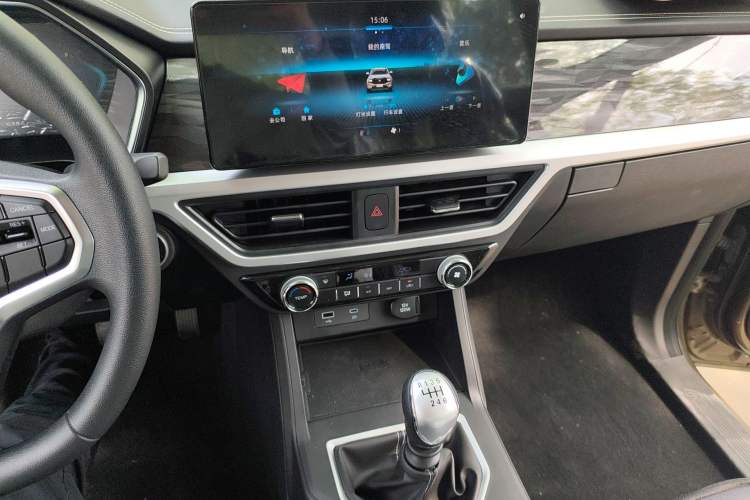 Used Sinotruk BOLDEN 2024 Commercial 2.0T Manual Diesel 4x4 Long Wheelbase Youth Edition
