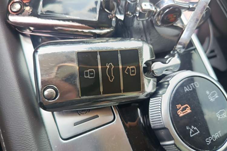 Used Roewe RX8 2018 30T Smart Connectivity All-Wheel Drive Supreme Edition