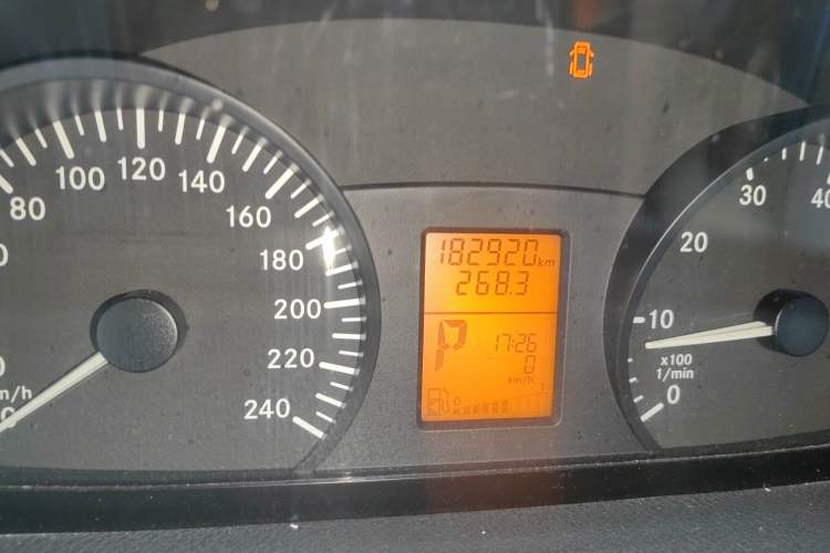 Used Mercedes-Benz Vito 2011 2.5L 7-seater executive version Odometer Close Up